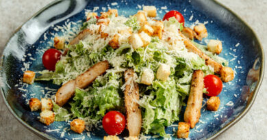 Salada Caesar com frango e açafrão